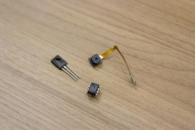 Обнаружение различных компонентов – транзистор, микросхема, микрофон. 2-я гармоника - просто и ясно.
