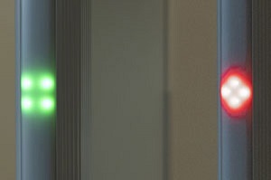 Зеленый и красный индикаторы светофора прохода, высокой яркости, расположены на уровне глаз, на торцевой части панелей металлодетектора